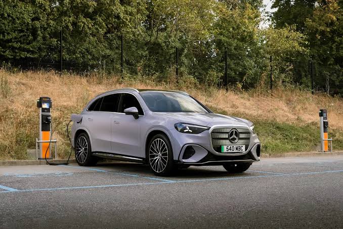 Mercedes GLC connected to Chargepoint charger