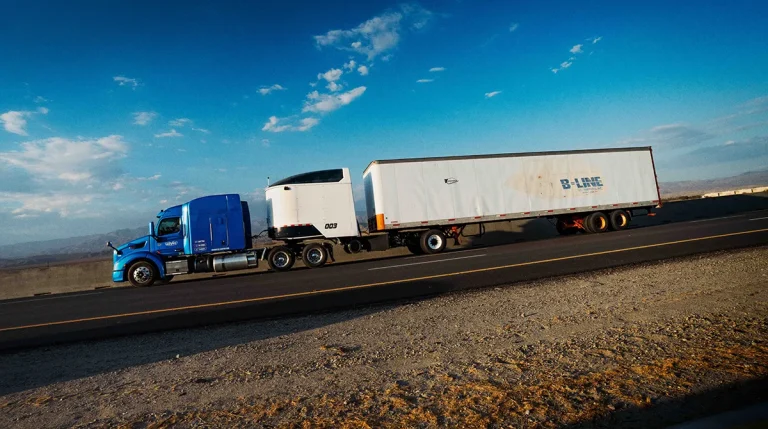 Revoy battery between tractor and trailer