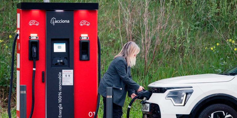 Woman connecting her car to an ACCIONA DC charger